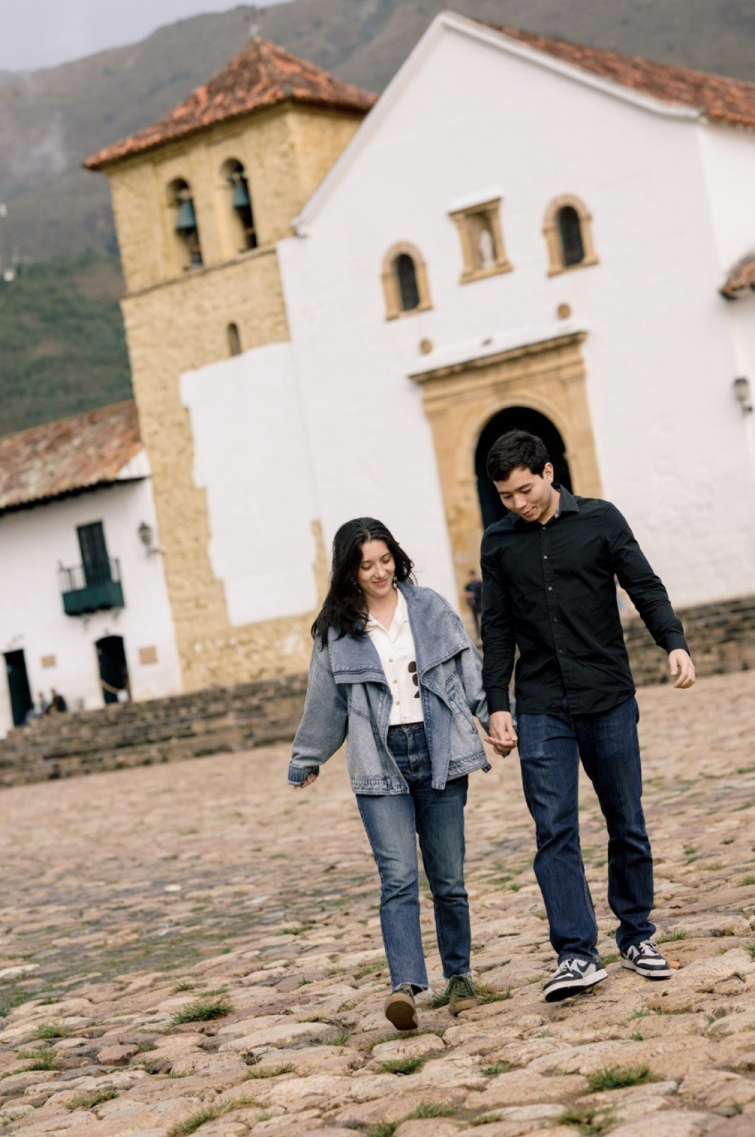 Juanita y Jose Gabriel en la plaza