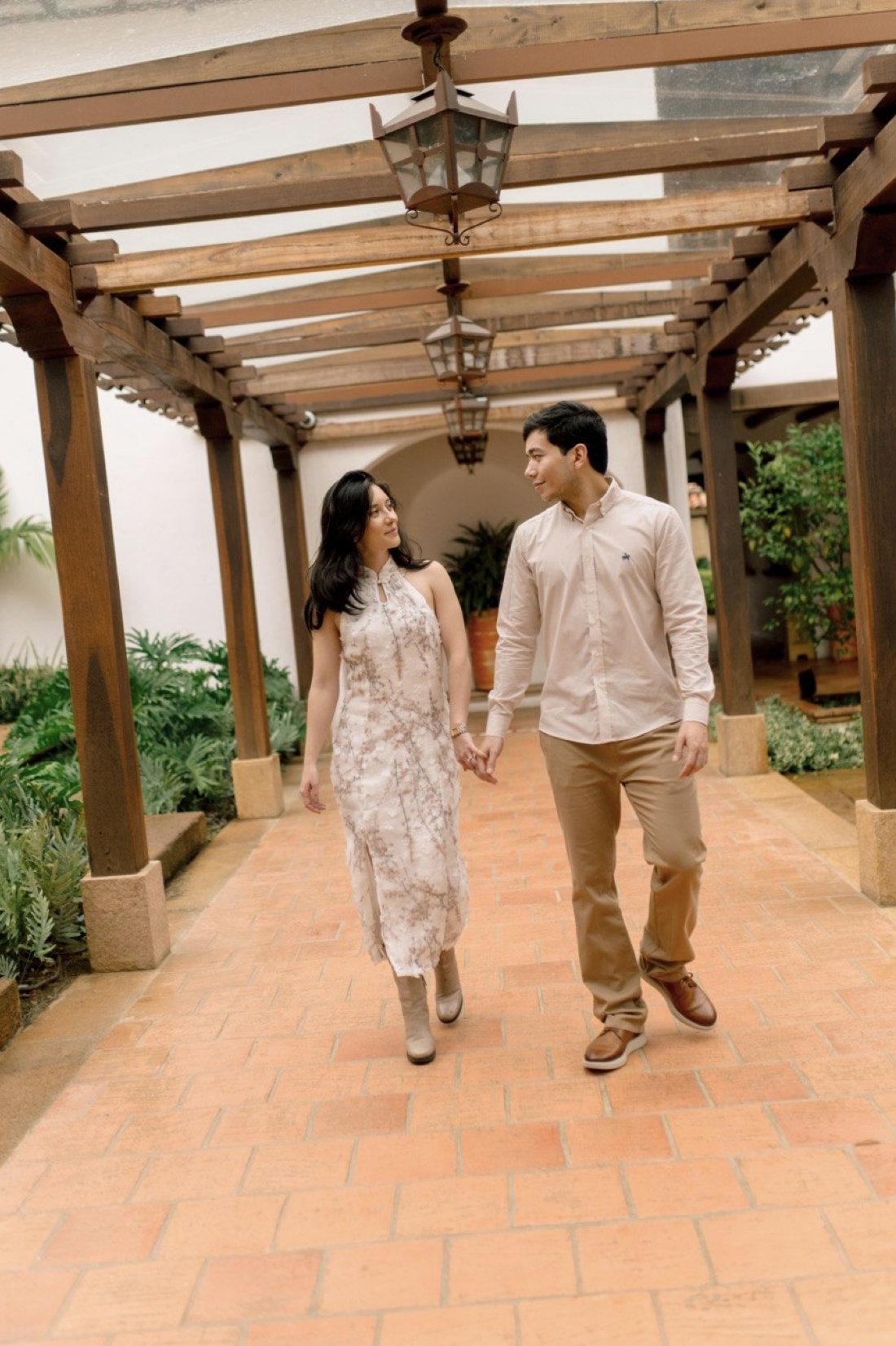 Juanita y Jose Gabriel caminando